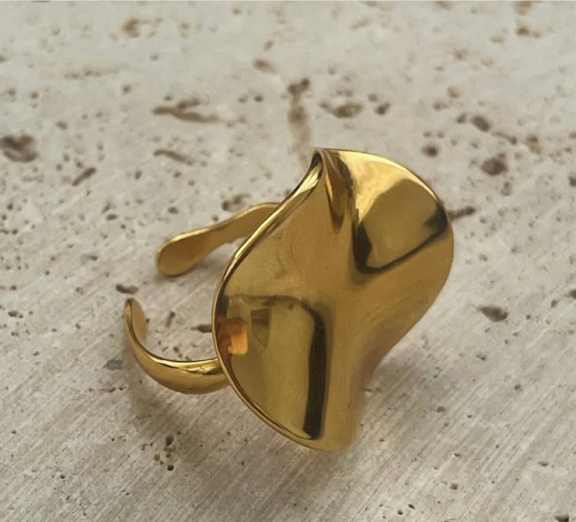 🔶Anillo “Círculo Eterno” – Dorado Minimalista 🔶