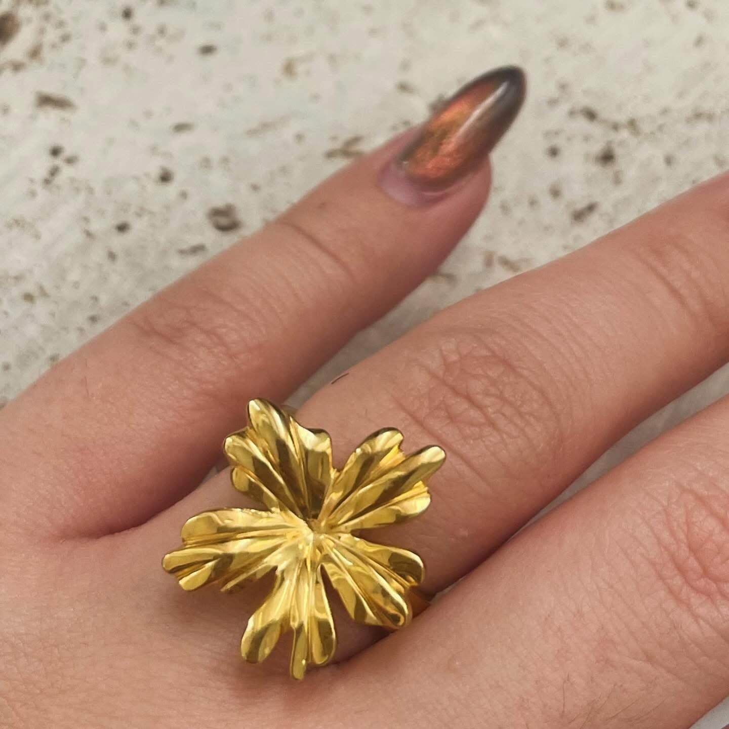🌼 Anillo “Flor Dorada” – Brilla con Intención