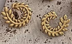 Aretes Laurel Dorado – Espíritu Clásico